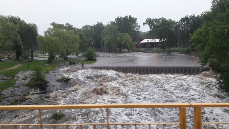 Tras las intensas lluvias, crecen los ríos serranos.