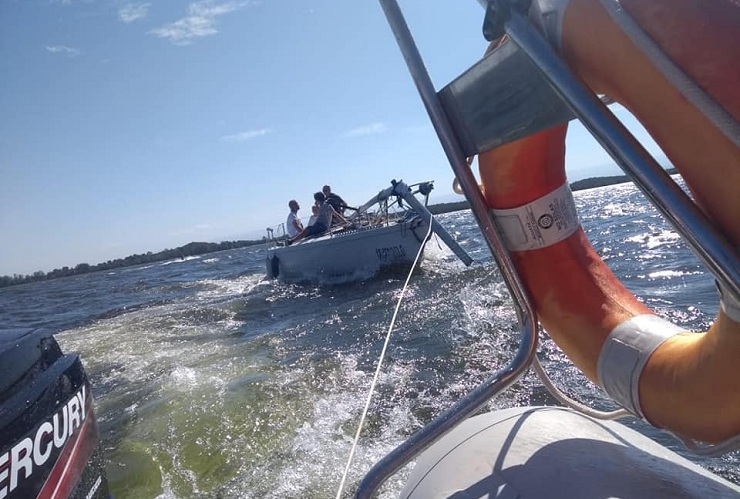 LOS BOMBEROS RESCATARON UN VELERO QUE SUFRIÓ UNA ROTURA EN EL MÁSTIL