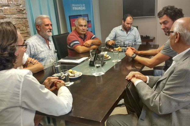 Finanzas firmó convenios de cooperación con ocho municipios y comunas
