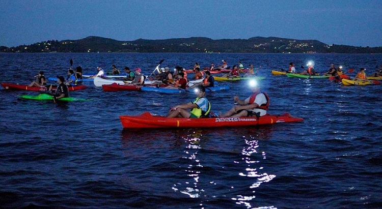 Remada nocturna masiva en el lago Embalse