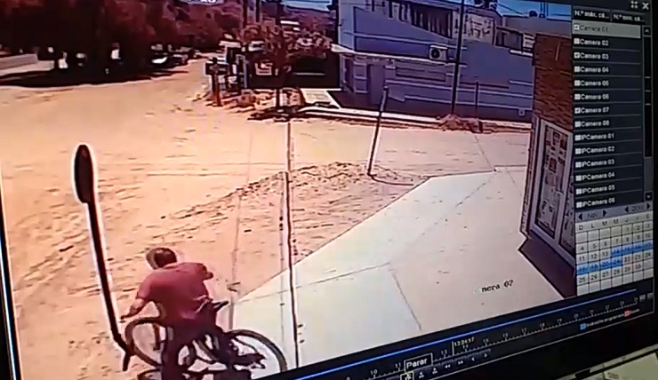 EMBALSE: UNAS FILAMACIONES MUESTRAN EL ROBO DE UNA BICICLETA 